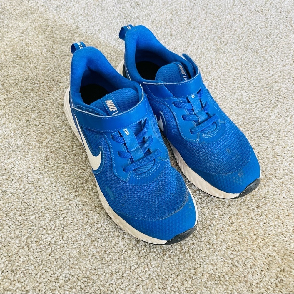 Nike Youth Revolution Sneakers - Picture 2 of 7